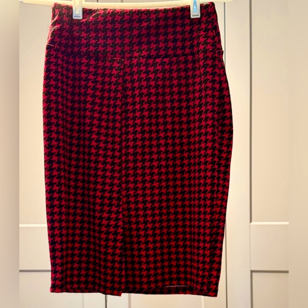Stylish Vintage 90’s Red and Black Houndstooth Pencil Skirt